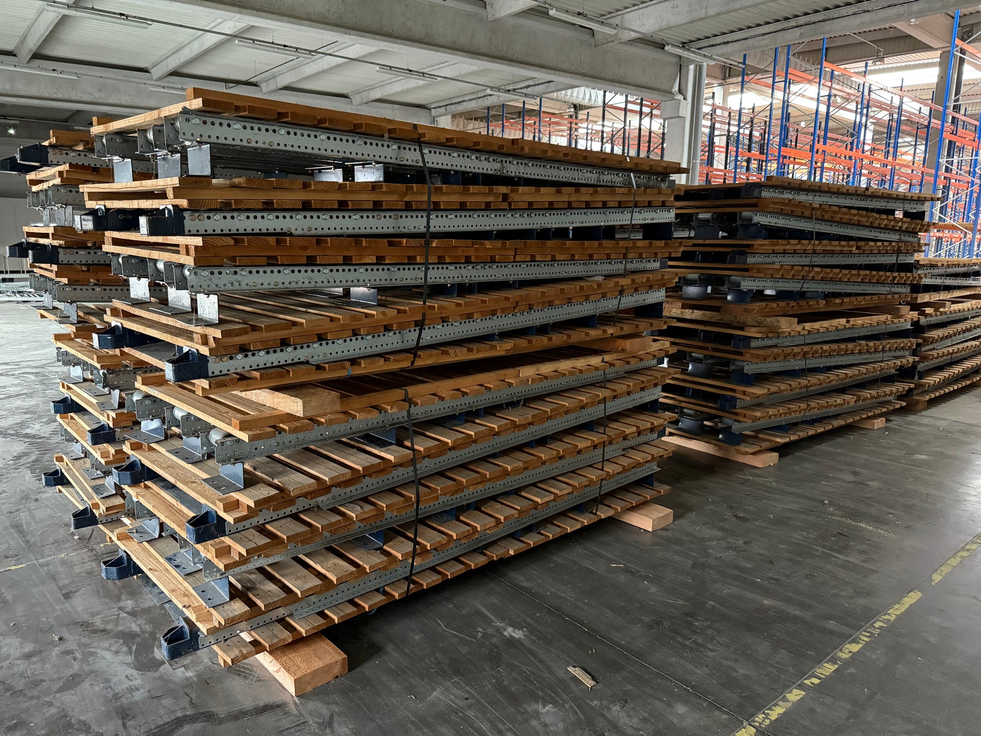 Convoyeur dynamique MECALUX pour 2 palettes Europe