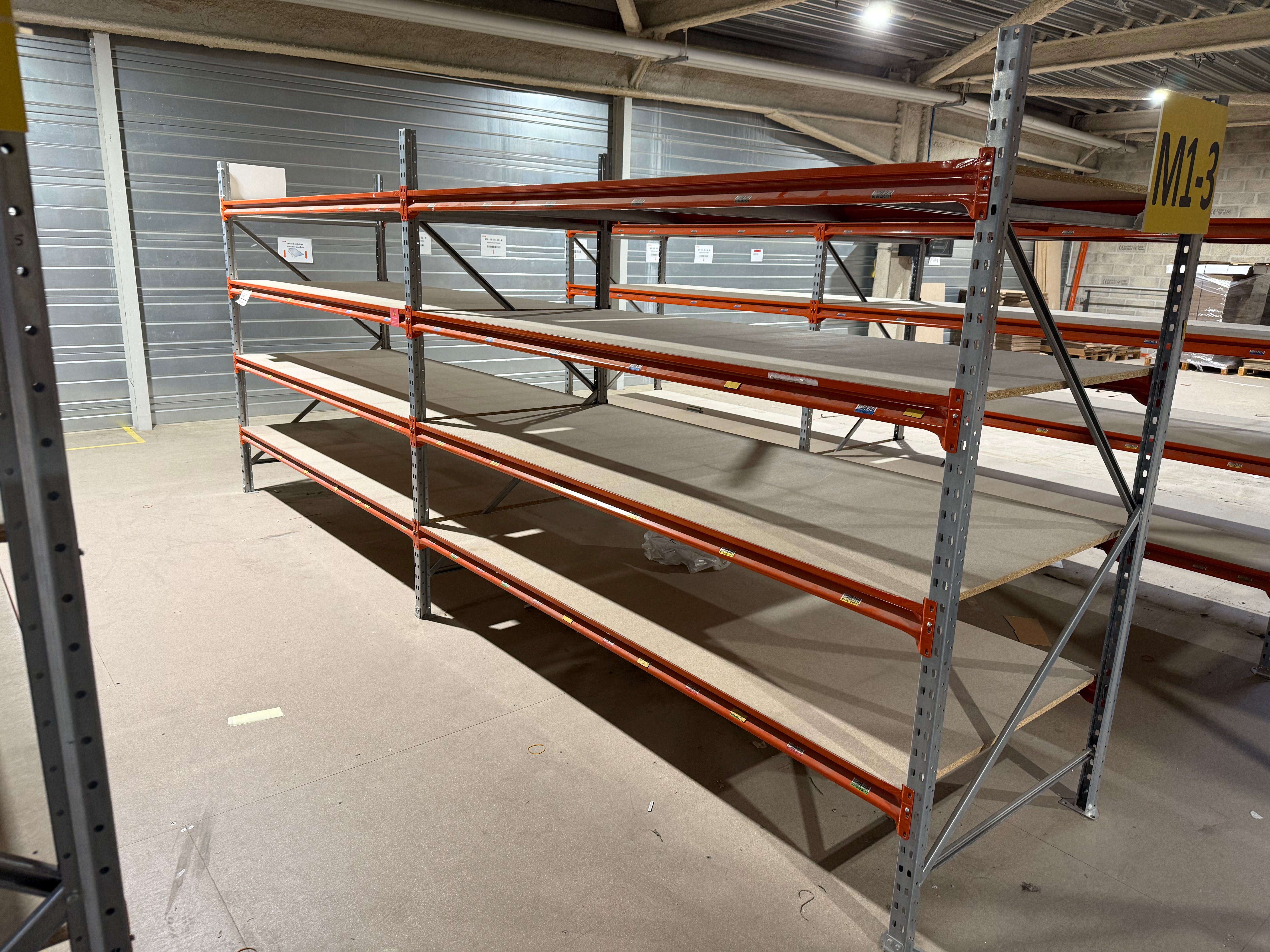 Rack mi-lourd d’occasion – Comme neuf – 32 mètres linéaires d’étagères