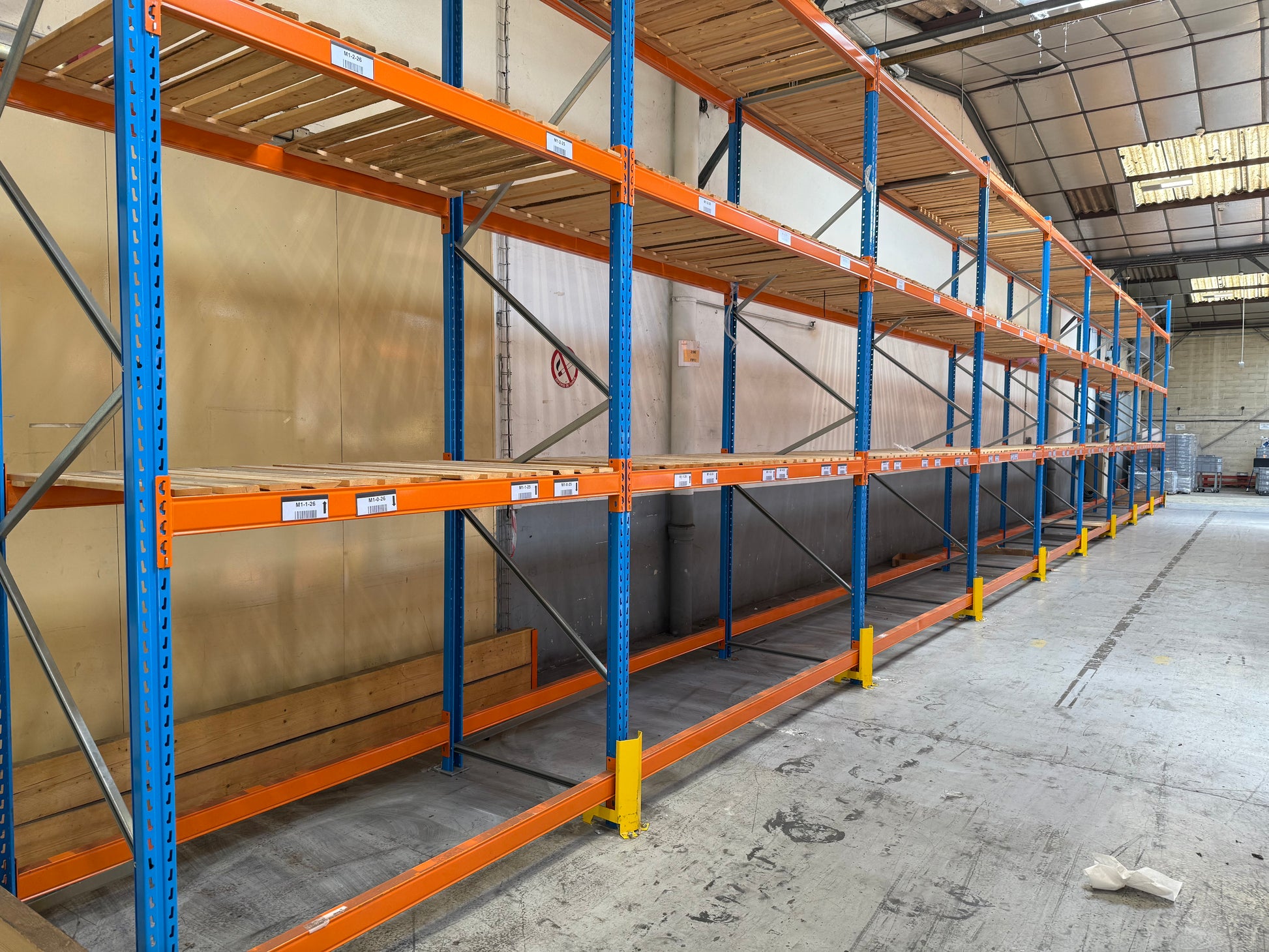 Rack à palettes - 4,5m de hauteur - 25m linéaire - 1500 kg par niveau - 108 emplacements palettes Europe