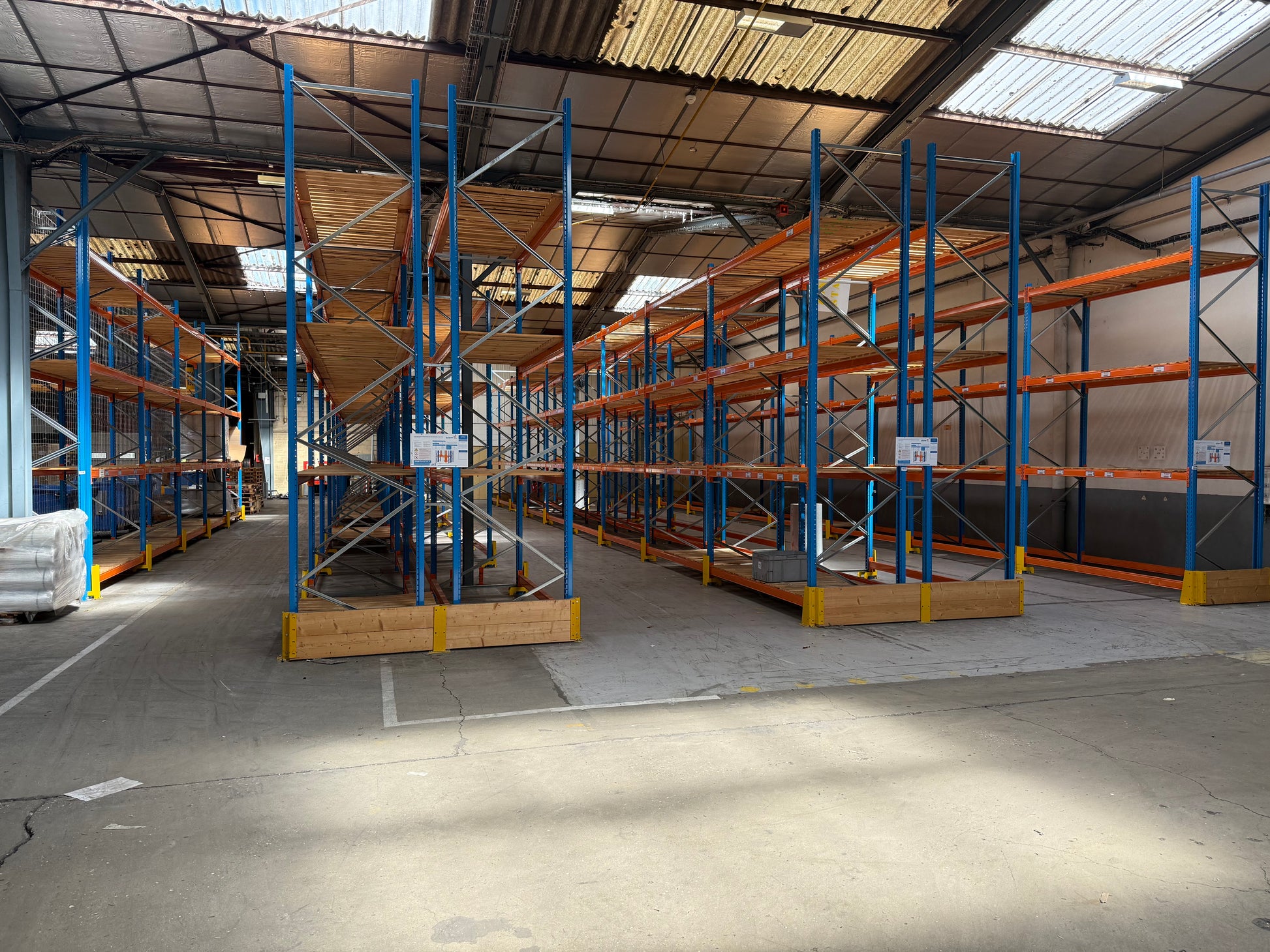 Rack à palettes - 4,5m de hauteur - 25m linéaire - 1500 kg par niveau - 108 emplacements palettes Europe